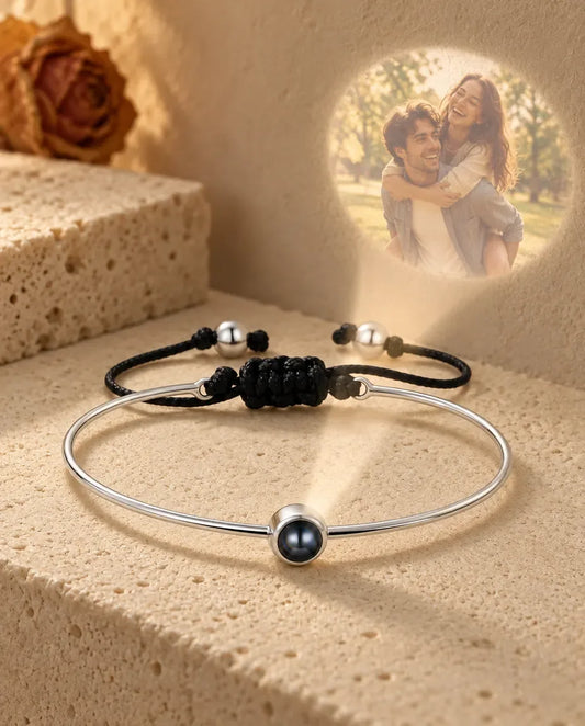 Personalisiertes Armband mit Bild im Stein - projiziert das verborgene Foto an die Wand