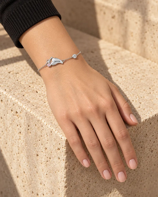 Armband mit Gravur - von einem Model getragen