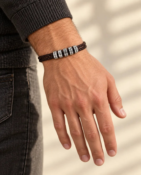 Armband mit Gravur für Herren - von einem Model getragen