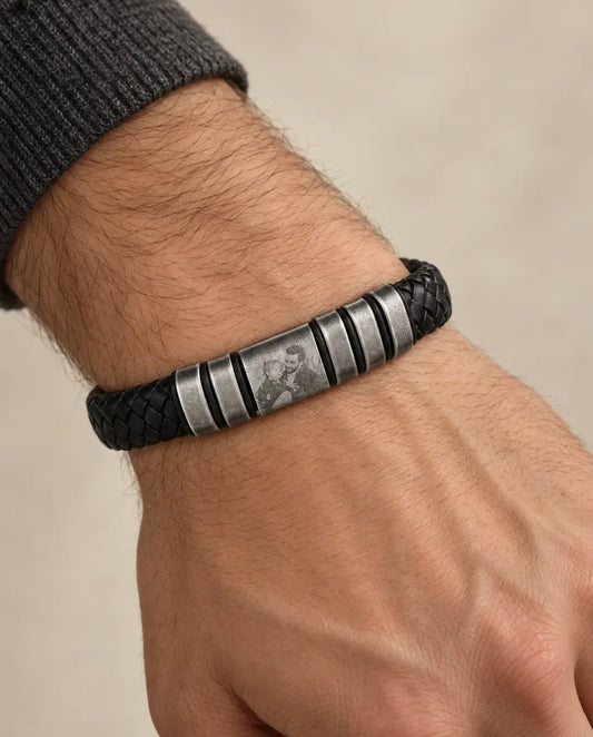 Armband mit Gravur für Männer - von einem Model getragen