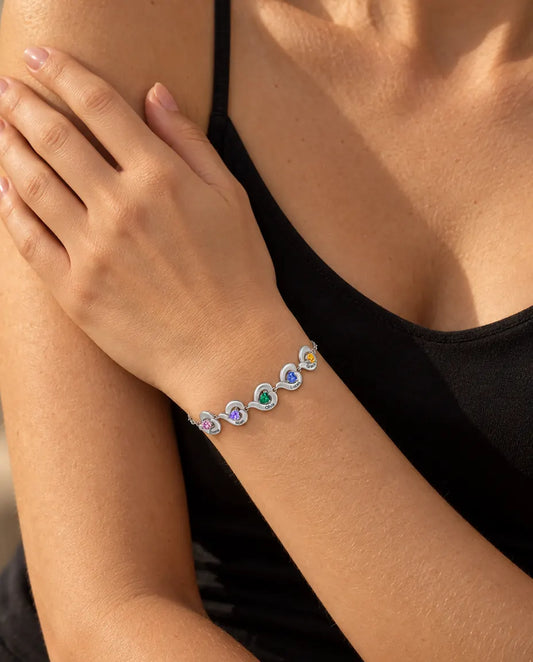 Armband mit Gravur - von einem Model getragen