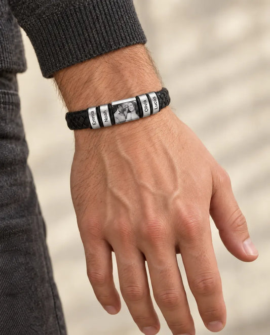 Armband mit Gravur für Herren - von einem Model getragen