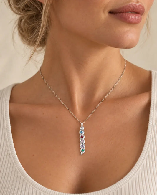 Geburtsstein Kette mit Namen - von einem Model getragen