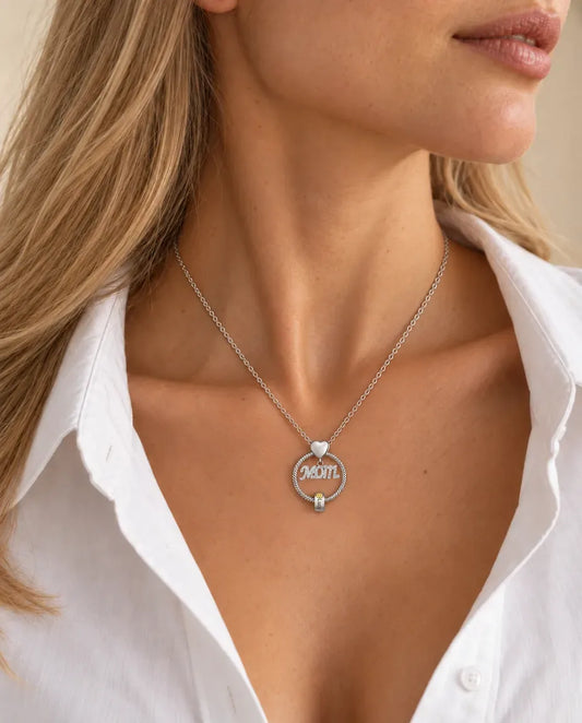 Kette mit Gravur für Mama - von einem Model getragen