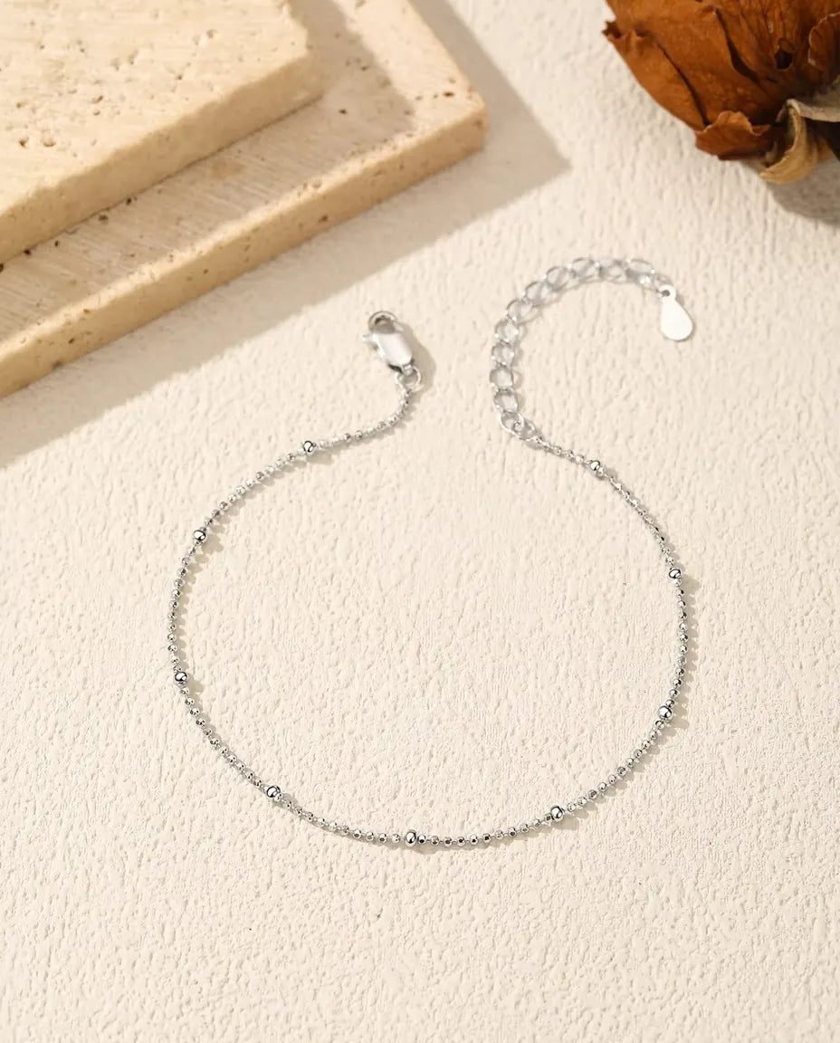Kugelkette Armband aus 925 Sterlingsilber - flach auf heller Strukturfläche mit Verschluss und Verlängerungskette