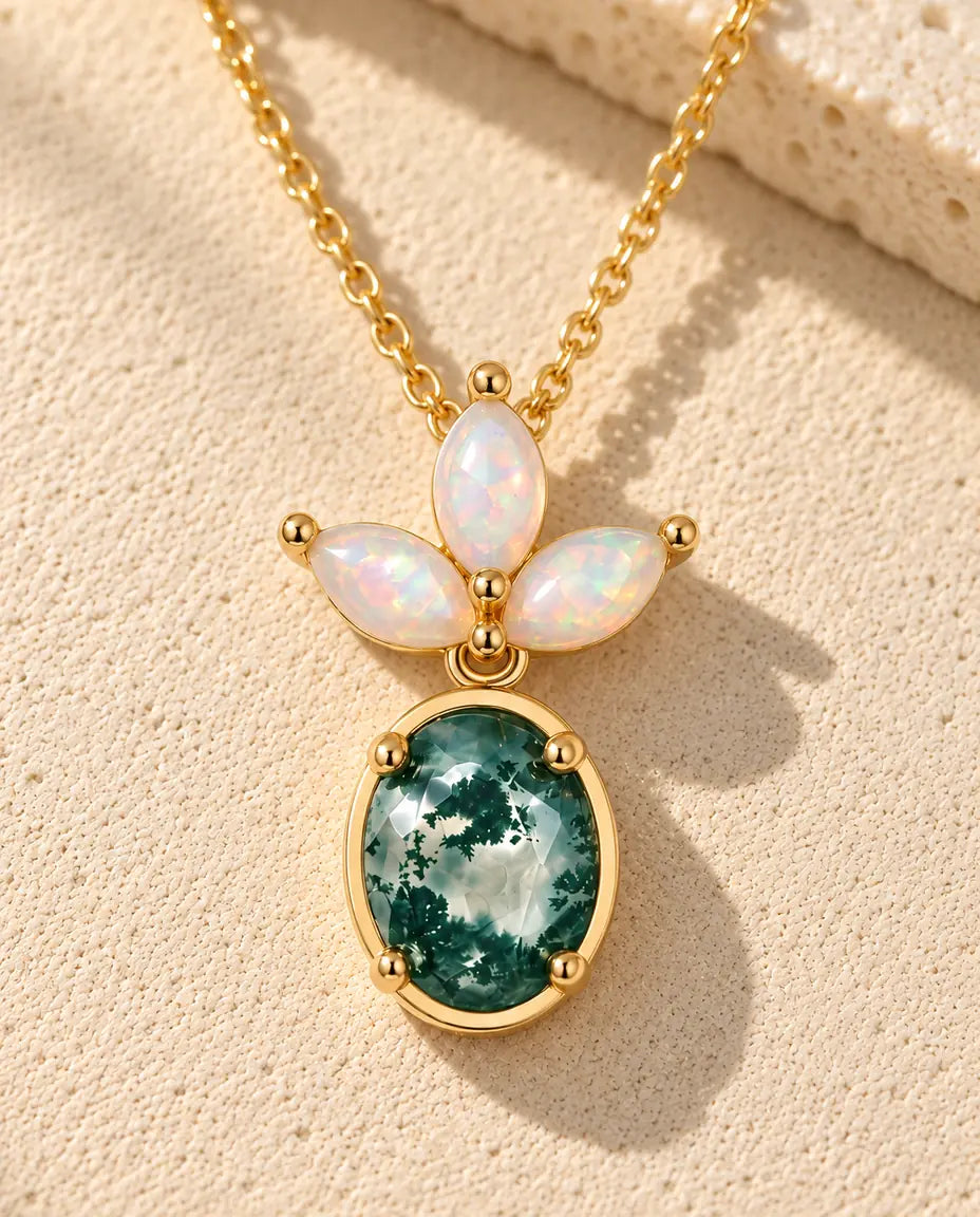 Moosachat und Opal Kette aus vergoldetem 925 Sterlingsilber - auf heller Strukturfläche neben einem Travertinblock liegend