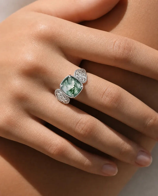 Moosachat Ring – großer Cabochon im Kissenschliff mit filigraner Ringschiene, 925er Sterlingsilber, größenverstellbarer Cocktailring