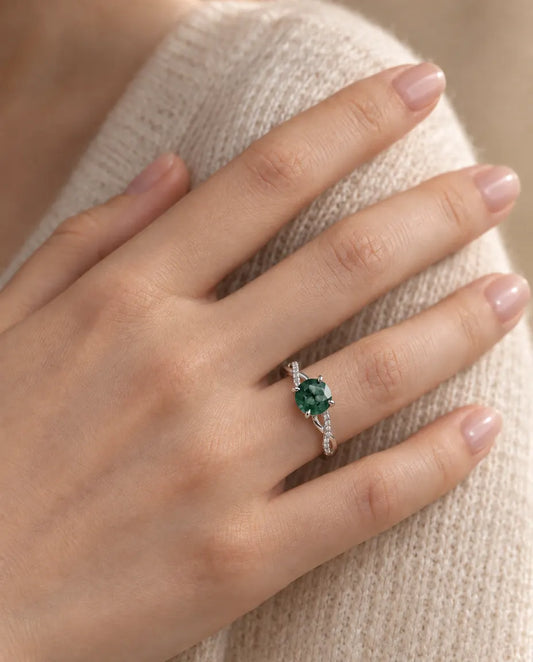 Moosachat Ring - am Finger des Models getragen, Nahaufnahme