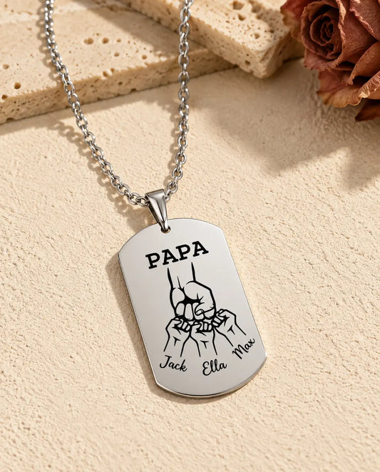 Rückseite der Papa-Marke mit PAPA, Fäusten und drei Kindernamen