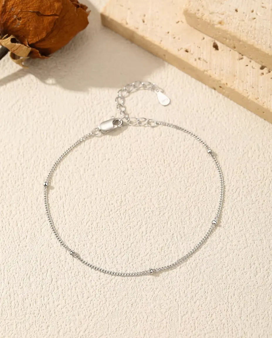 Satelliten Armband aus 925 Sterlingsilber - flach auf heller Strukturfläche mit Verschluss und Verlängerungskette