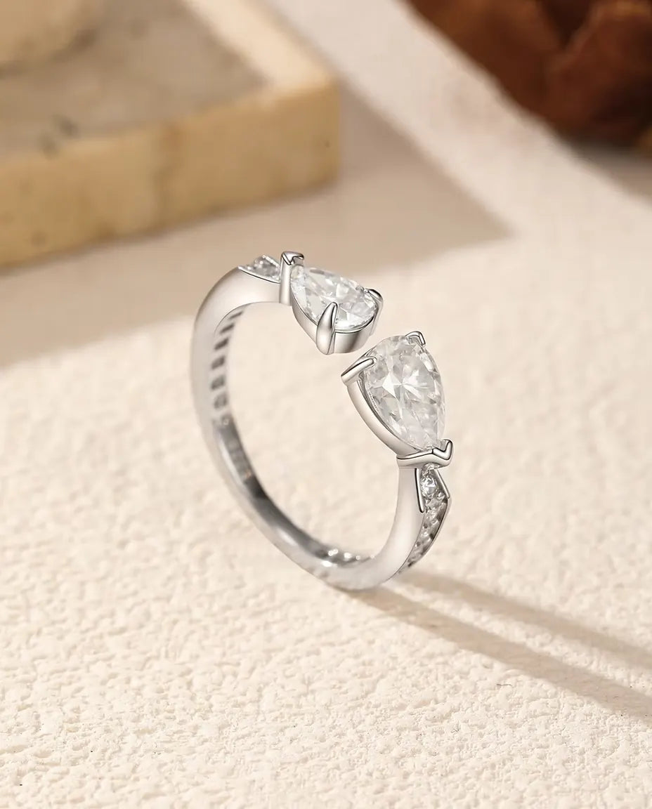 Toi et Moi Moissanit Ring aus 925 Sterlingsilber - aufrecht stehend auf heller Strukturfläche