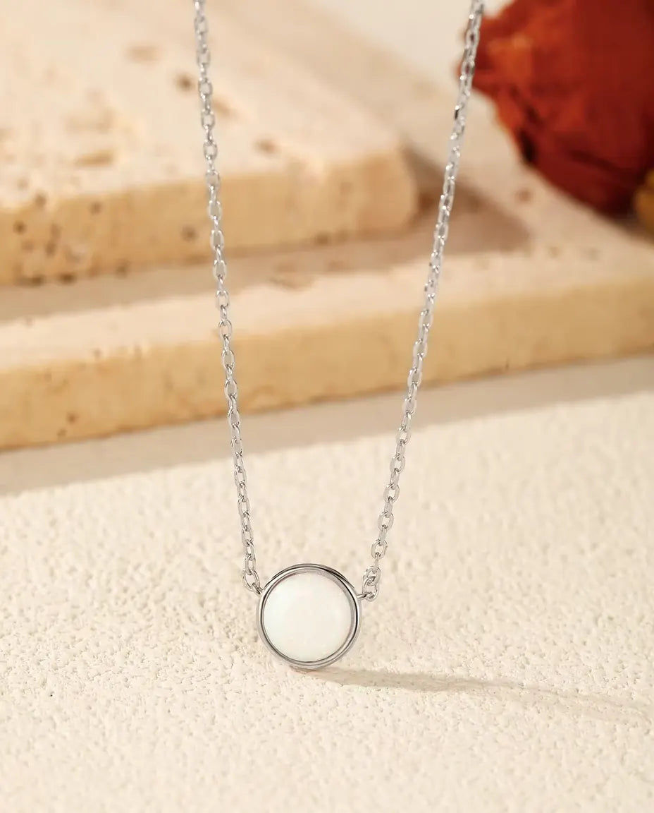 Opal Kette aus 925 Sterlingsilber – Runder weißer Opal (im Labor gezüchtet), 6 mm, in schlanker Zarge an feiner Ankerkette, Halskette für jeden Tag