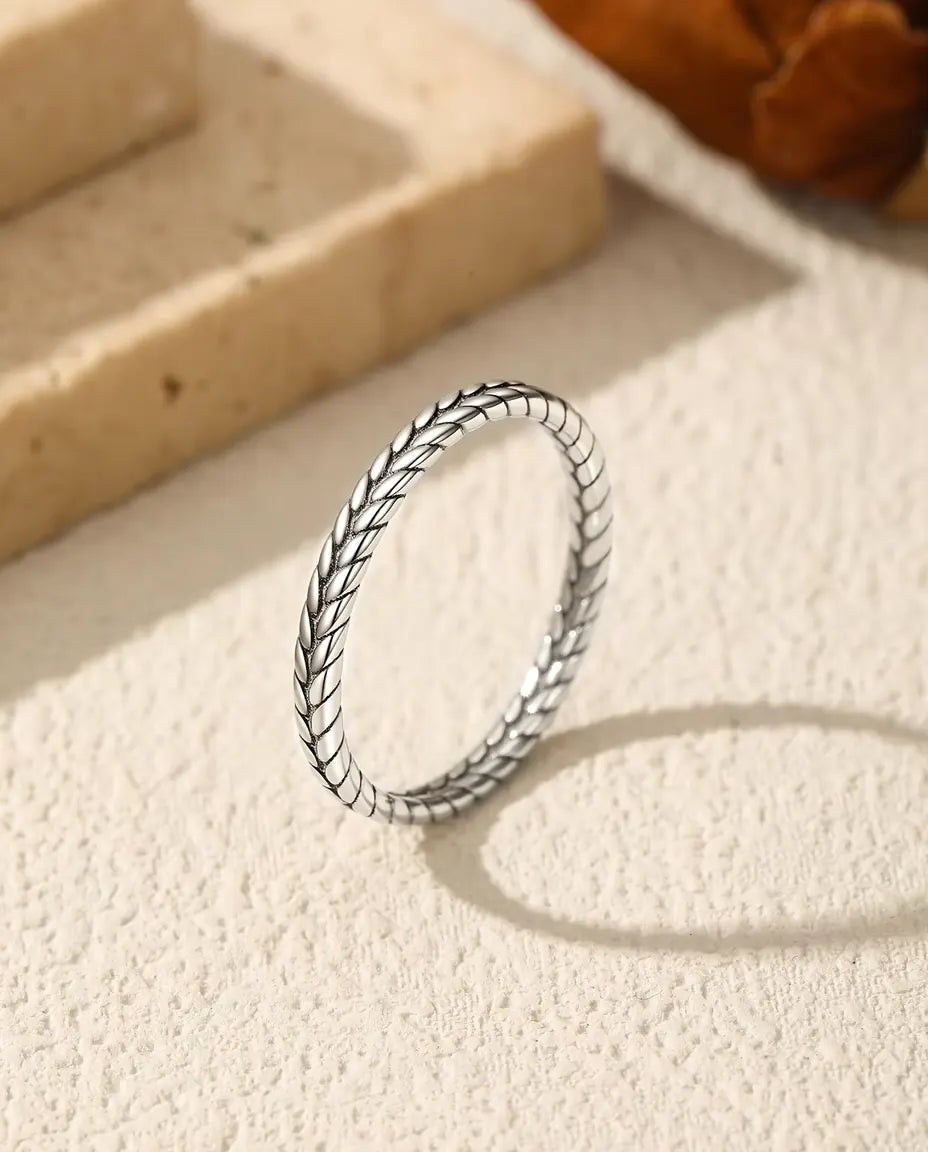 Ährenring aus 925 Sterlingsilber - aufrecht stehend auf heller Strukturfläche