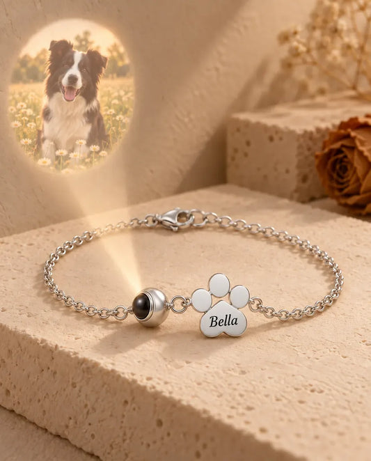 Personalisiertes Armband mit Foto im Stein und gravierter Pfote - projiziert das verborgene Foto an die Wand