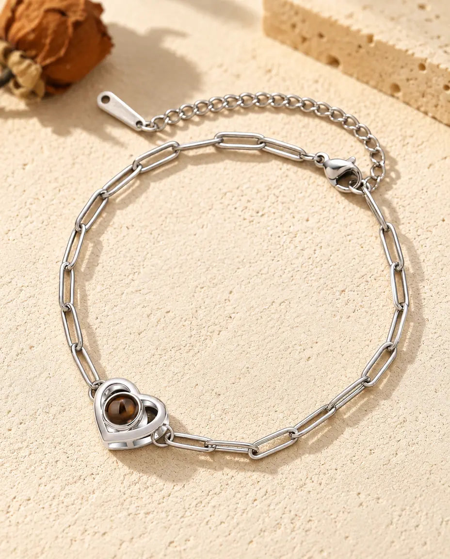 Personalisiertes Armband mit Bild im Stein, silberfarben, mit Doppelherz-Charm an der Gliederkette auf Gips