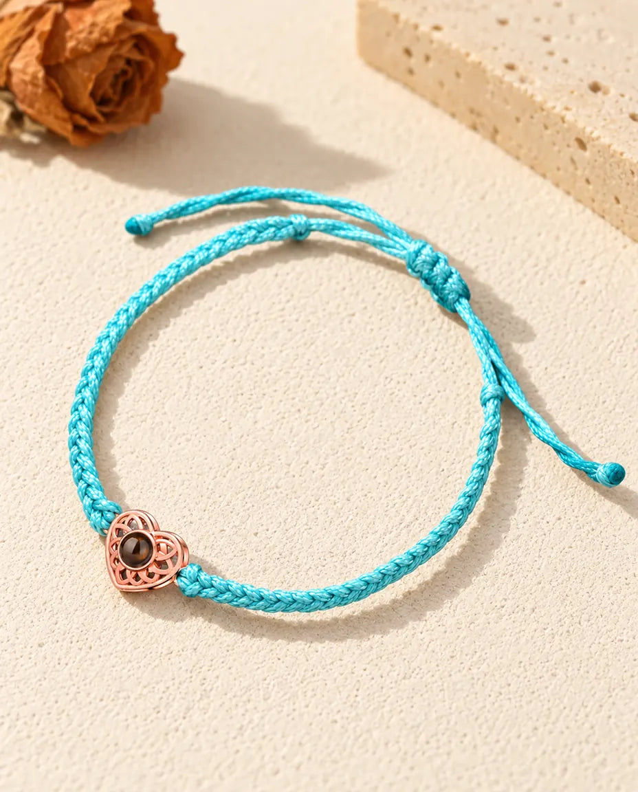 Roségoldfarbenes Herz an schmalem blauem Flechtband mit verstellbarem Schiebeknoten