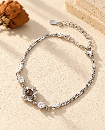 Personalisiertes Liebesknoten-Armband mit Bild im Stein, silberfarben, mit zwei Zirkonia an doppelter Kette