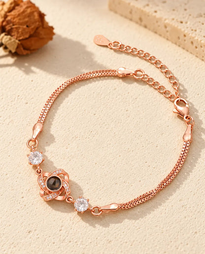 Roségoldfarbenes Liebesknoten-Armband mit funkelnden Seitensteinen und doppelter Venezianerkette