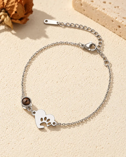 Armband mit Bild im Stein: silberfarbener Herzanhänger mit Pfotenabdruck und Projektionsstein an feiner Kette