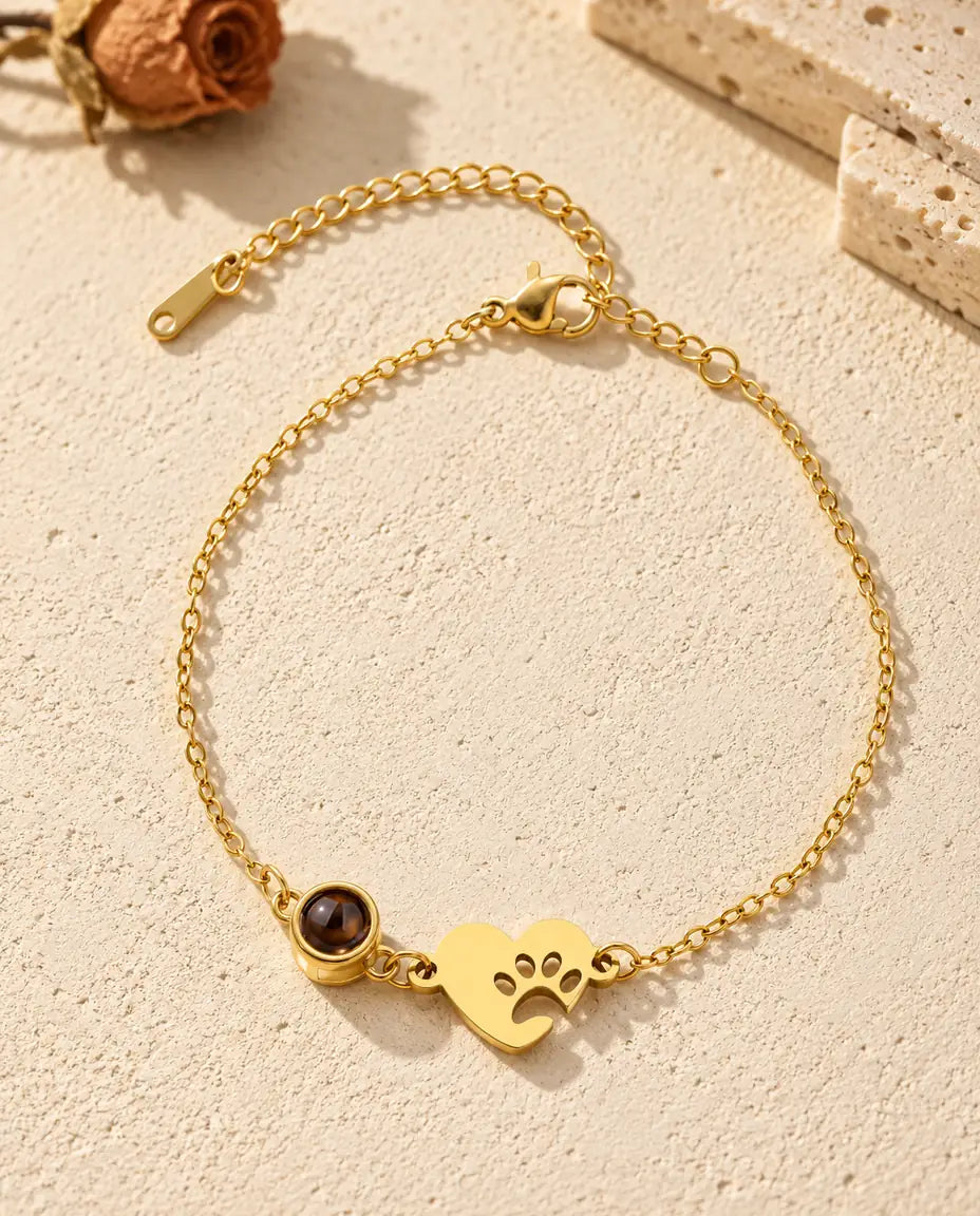 Draufsicht auf das goldfarbene Armband mit Pfoten-Herz und Bild im Stein