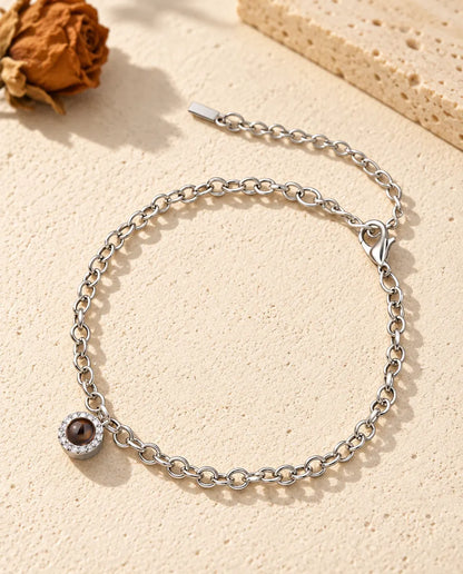 Personalisiertes Armband mit Bild im Stein, silberfarben, mit kleinem Zirkonia-Charm an feiner Kette auf Gips