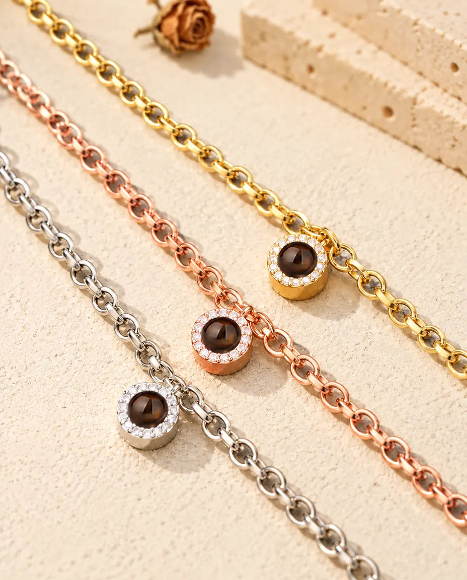 Nahaufnahme von drei Zirkonia-Armbändern in Gold, Roségold und Silber