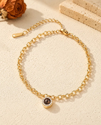 Draufsicht: goldfarbenes Zirkonia-Armband mit Verlängerungskette