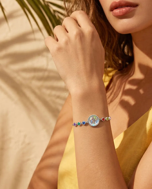 Personalisiertes Armband mit Foto & 1-6 Geburtssteinen - von einem Model getragen