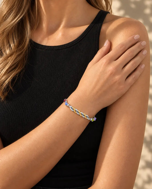 Armband mit Gravur für Mama - von einem Model getragen
