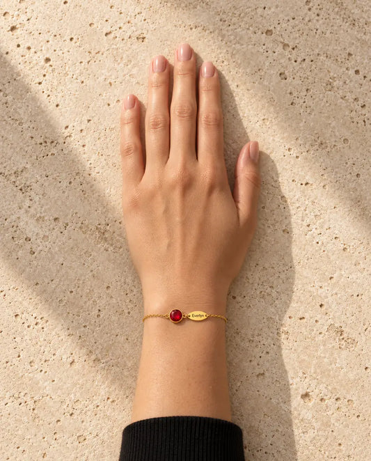 Armband mit Gravur - von einem Model getragen