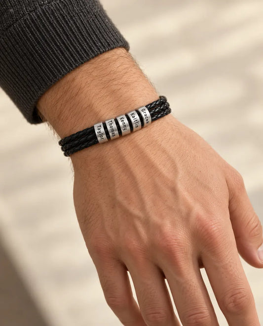 Armband mit Gravur für Herren - von einem Model getragen