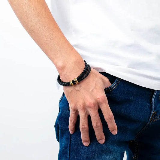 Armband mit Gravur für Herren – Schwarzes Lederarmband mit goldfarbenen Namensperlen aus Edelstahl, Geschenk für Ihn und Papa