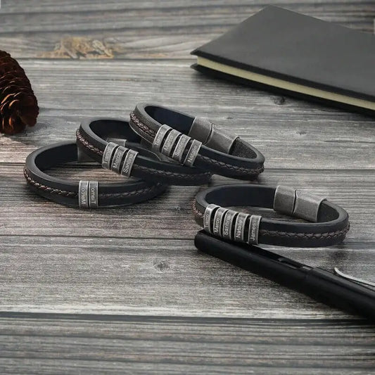 Armband mit Gravur für Herren – Schwarzes Lederarmband mit gravierten Namensperlen aus Edelstahl, Geschenk für Ihn und Papa