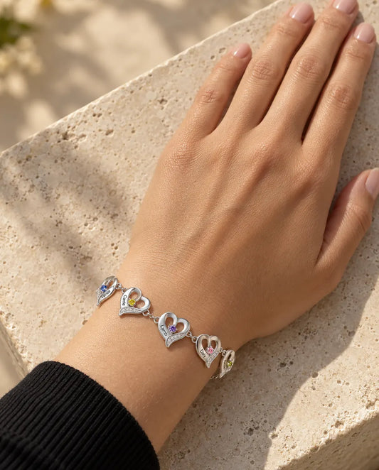 Armband mit Gravur - von einem Model getragen