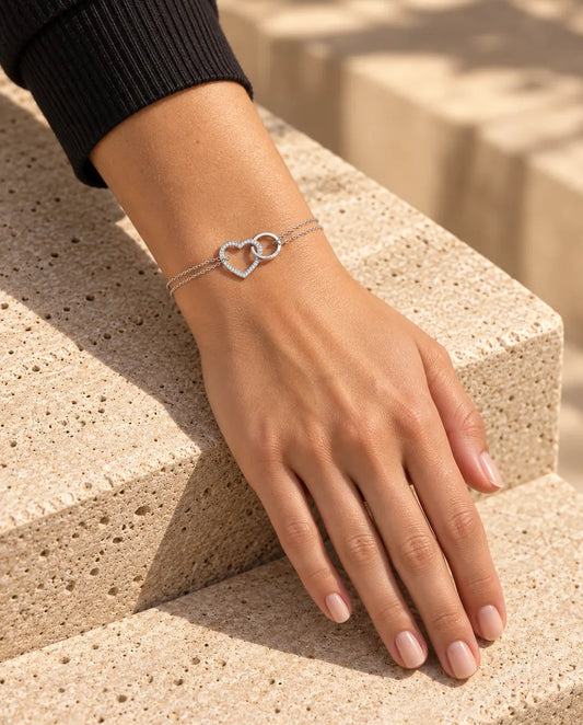 Armband mit Gravur - von einem Model getragen