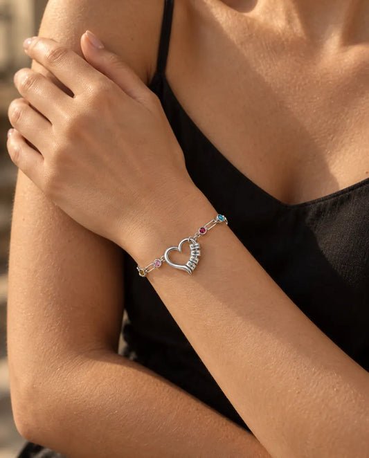 Armband mit Gravur - von einem Model getragen