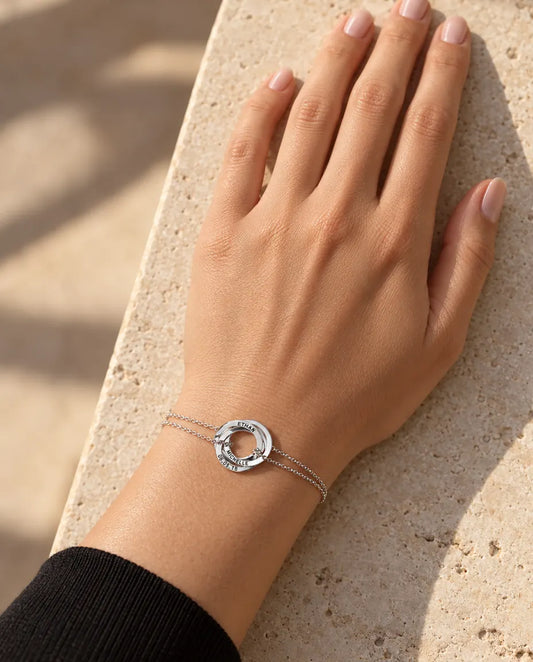 Armband mit Gravur - von einem Model getragen