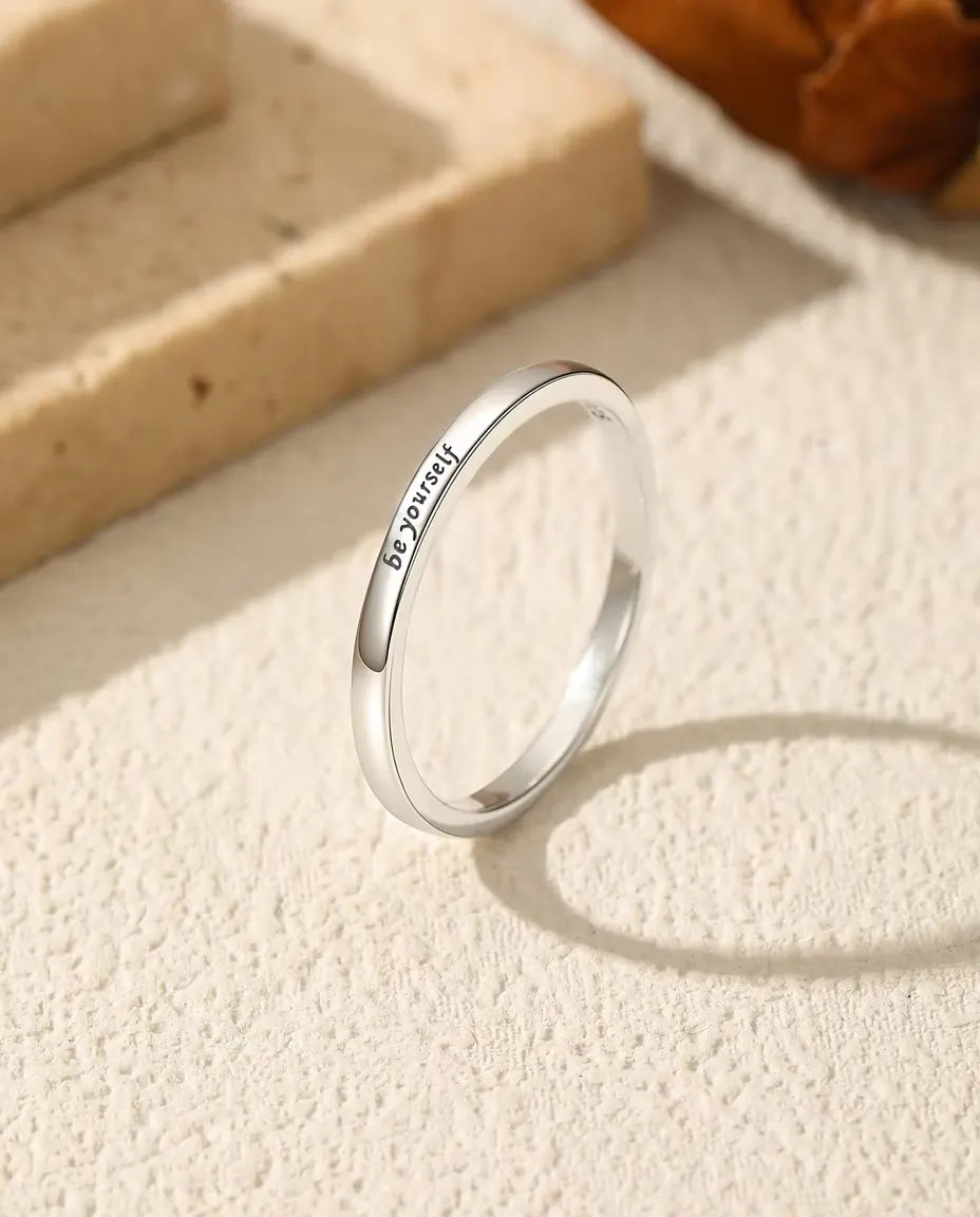 Be Yourself Ring aus 925 Sterlingsilber - aufrecht stehend auf heller Strukturfläche