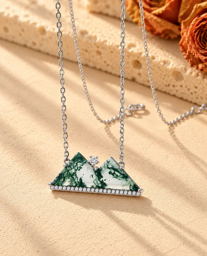 Berg Moosachat Kette aus 925 Sterlingsilber - schräg aufgenommen auf heller Strukturfläche