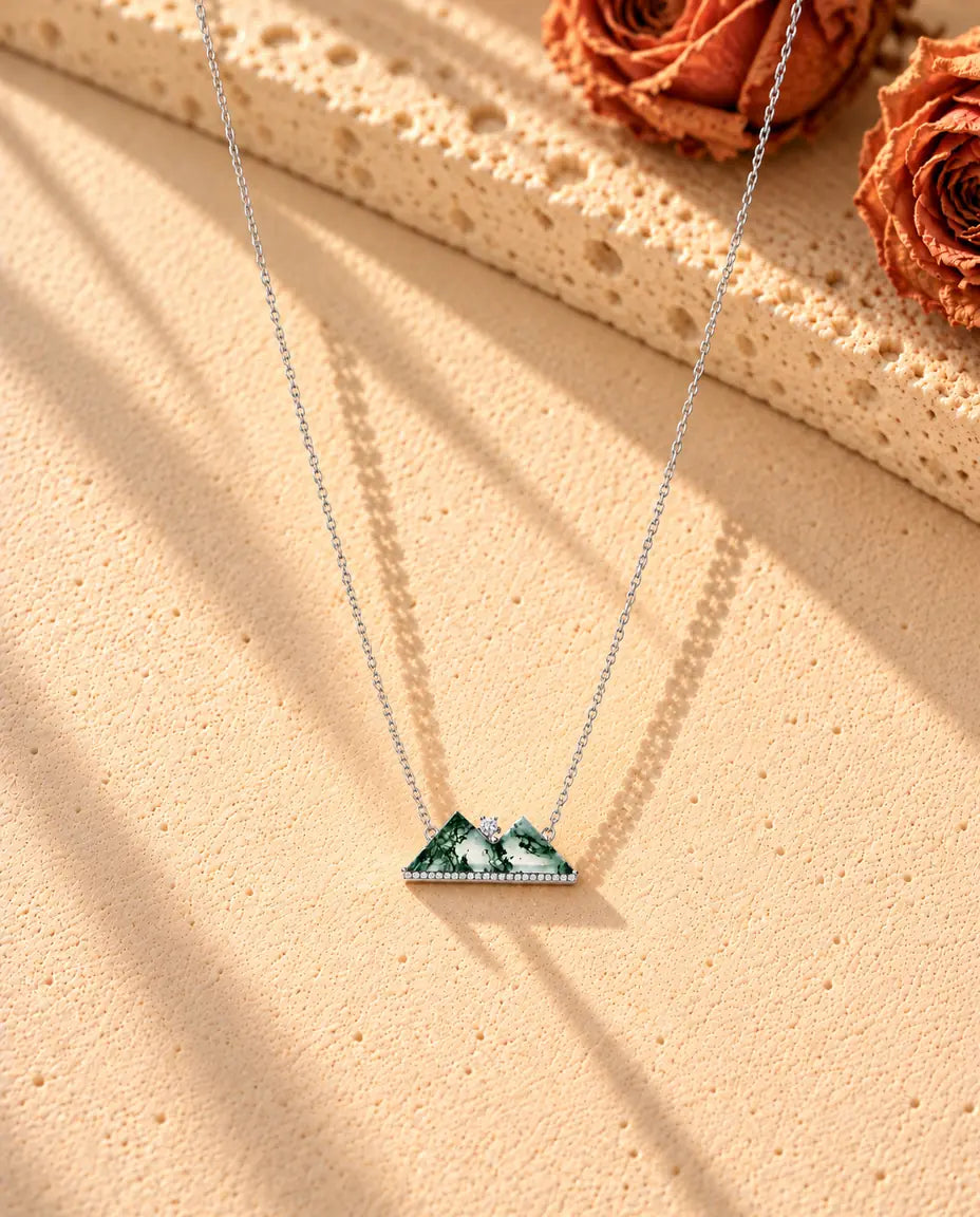 Berg Moosachat Kette aus 925 Sterlingsilber - die ganze Kette in einem langen V auf heller Strukturfläche
