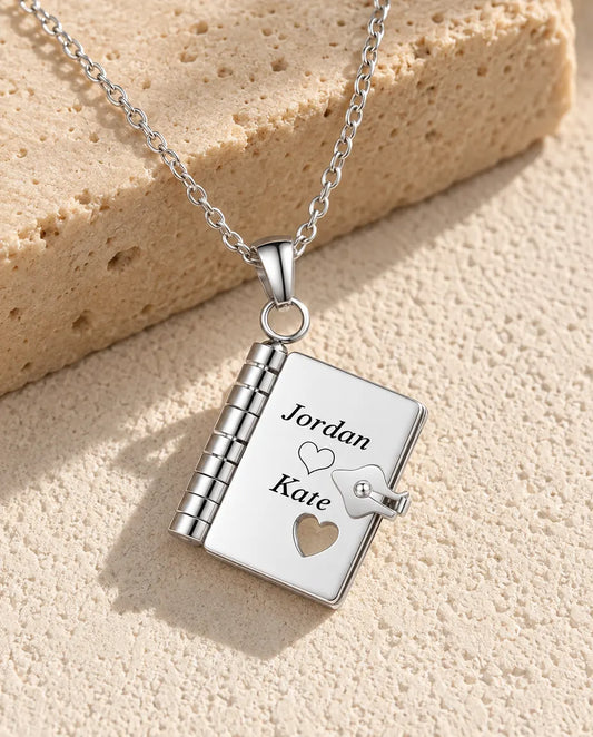Personalisierte Buch-Medaillon Kette mit Gravur - Mini-Notizbuch Anhänger mit 3 eigenen Texten, Edelstahl in Silber oder Gold