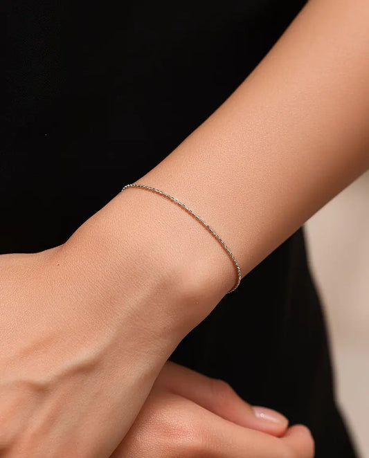 Funkelndes Armband aus 925 Sterlingsilber - am Handgelenk getragen, Hände verschränkt