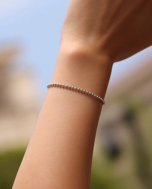 Facettiertes Kugelarmband aus 925 Sterlingsilber - am Handgelenk getragen, draußen