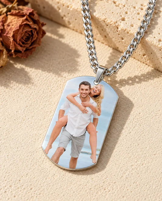 Foto-Kette für Herren aus Titanstahl mit Farbfoto eines Paares