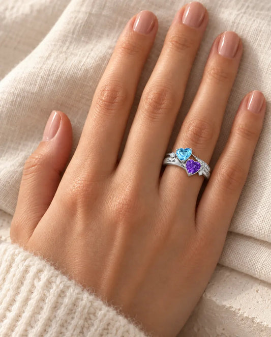 Personalisierter Geburtsstein Ring mit 2 Namen - Ring mit 2 großen Herzsteinen und Gravur - an der Hand getragen