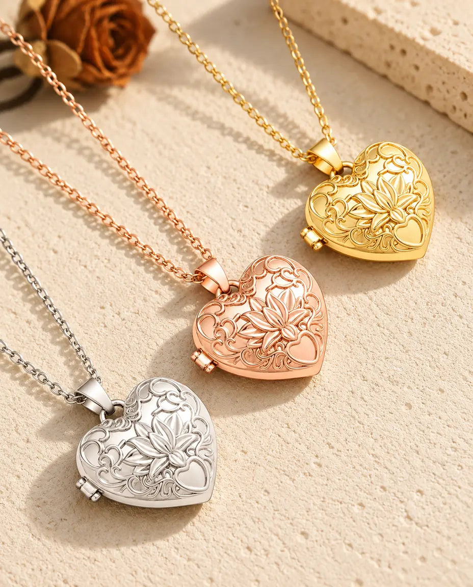 Drei Medaillons mit Lotusblüte in Silber-, Roségold- und Goldfarben diagonal auf cremefarbenem Putz