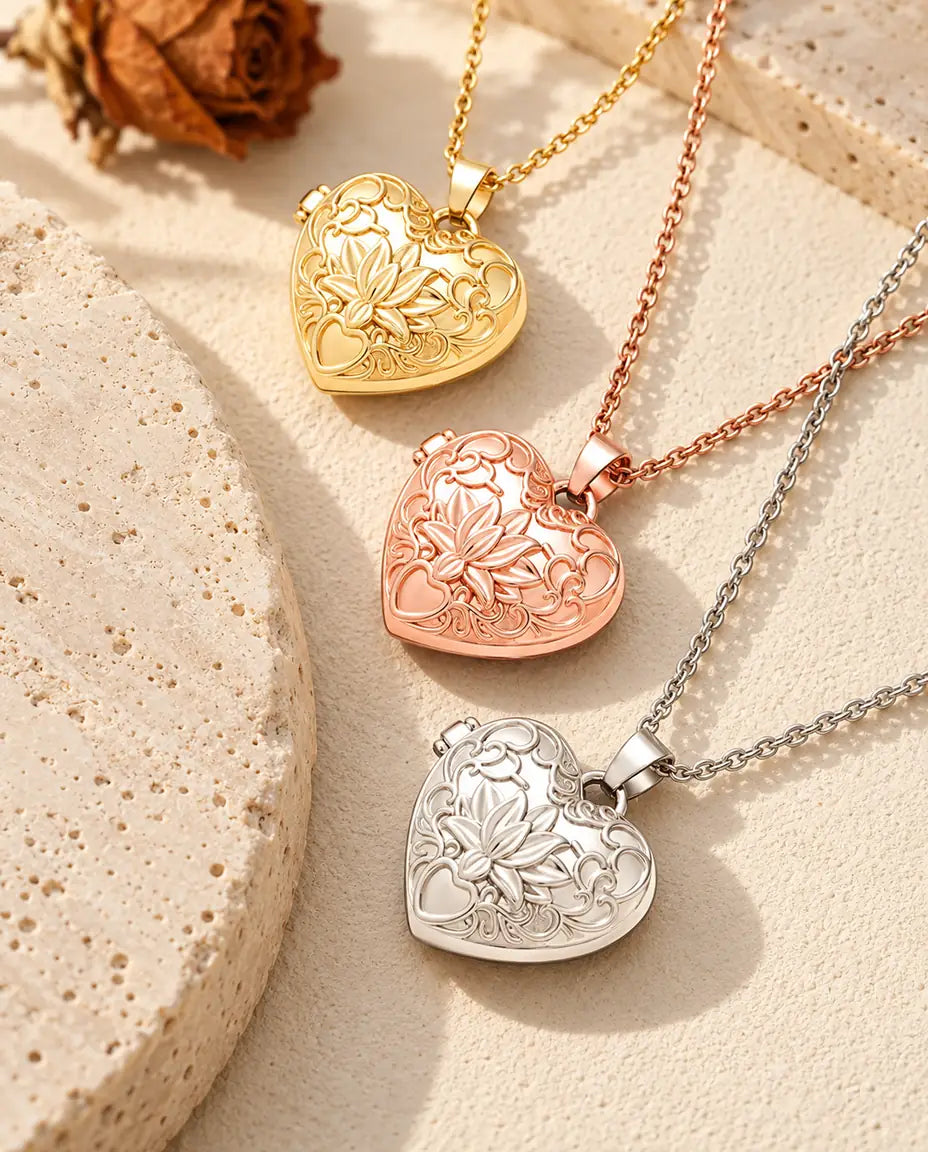 Medaillons mit Lotusblüte in Gold-, Roségold- und Silberfarben übereinander neben einer Travertinplatte