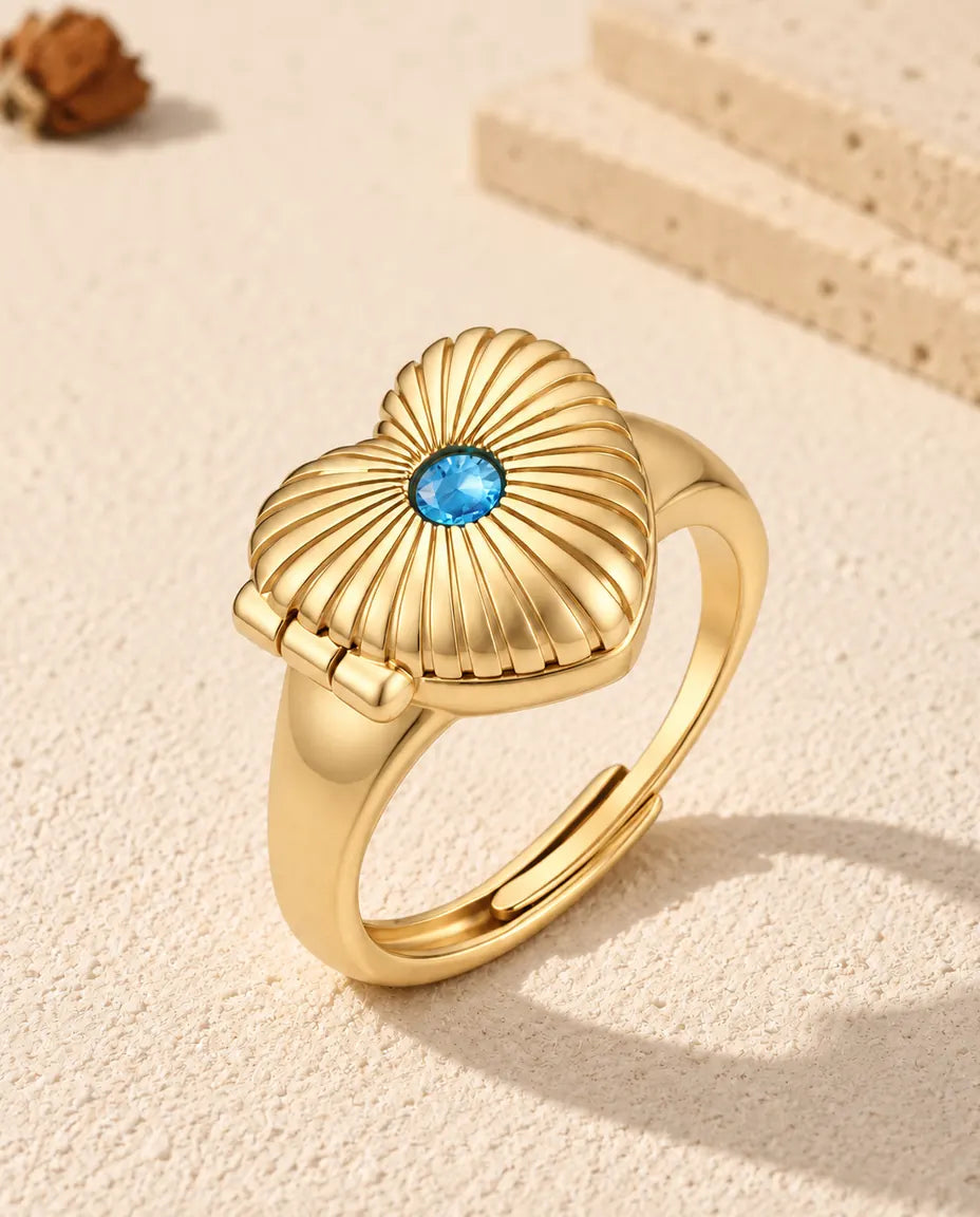 Personalisierter Herz-Foto-Medaillon-Ring in Goldfarben mit blauem Geburtsstein auf dem Rillendeckel