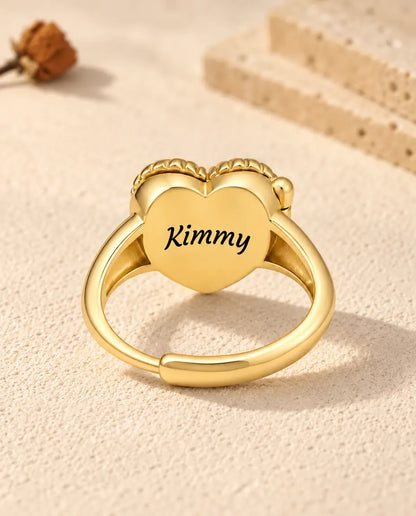 Rückseite des Herz-Medaillon-Rings mit dem gravierten Namen Kimmy