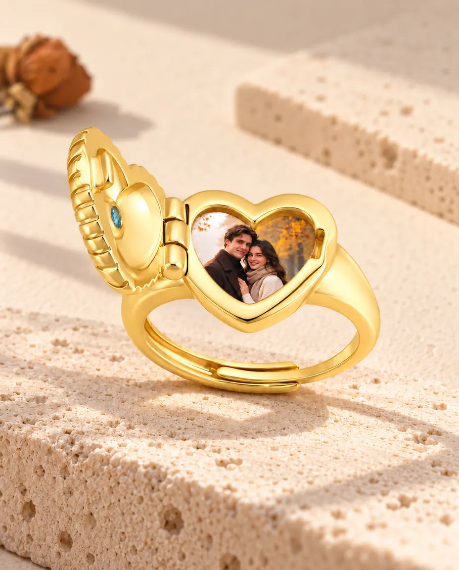 Geöffneter Herz-Foto-Medaillon-Ring von der Seite mit Scharnier und Foto
